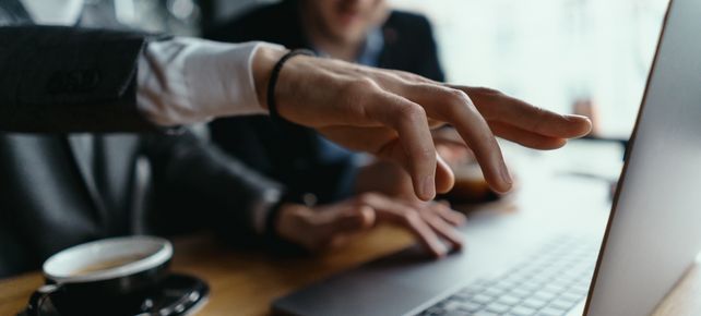 IT-consultant Ward Smets van Virtual Bytes in gesprek met een klant